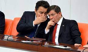 <strong>KENDİNİ DEV AYNASINDA GÖREN İKİ CÜCE</strong>
