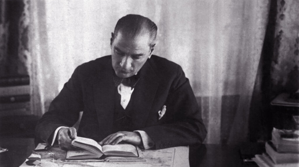 ATATÜRK GİBİ OKUMAK
